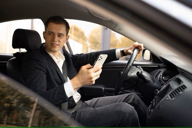 man-giving-taxi-driver